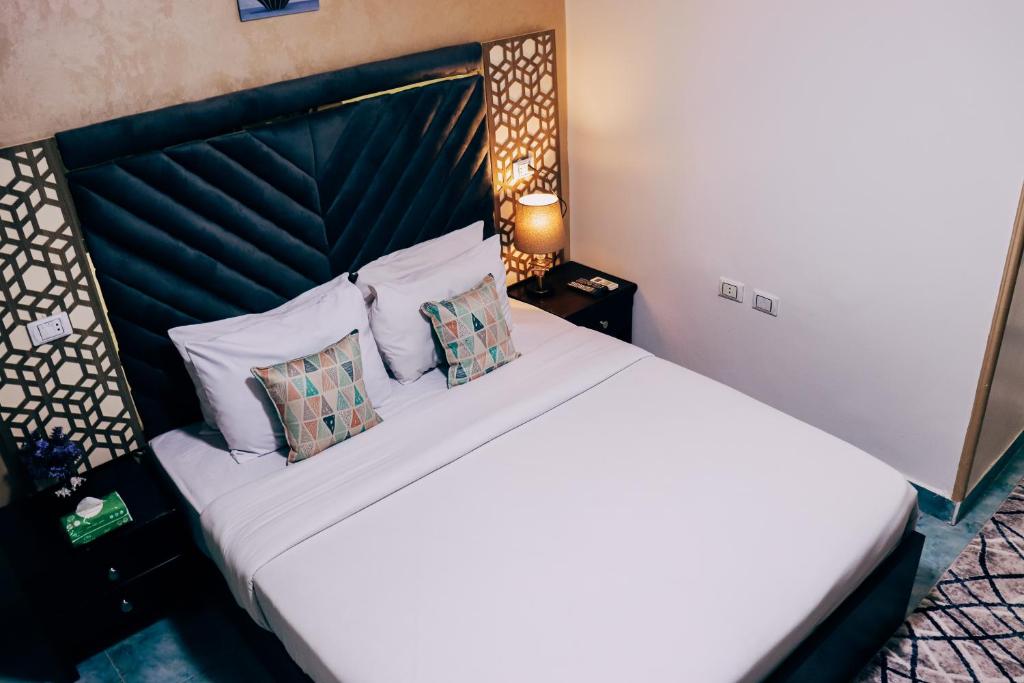 Postel nebo postele na pokoji v ubytování Golden Pyramids Inn