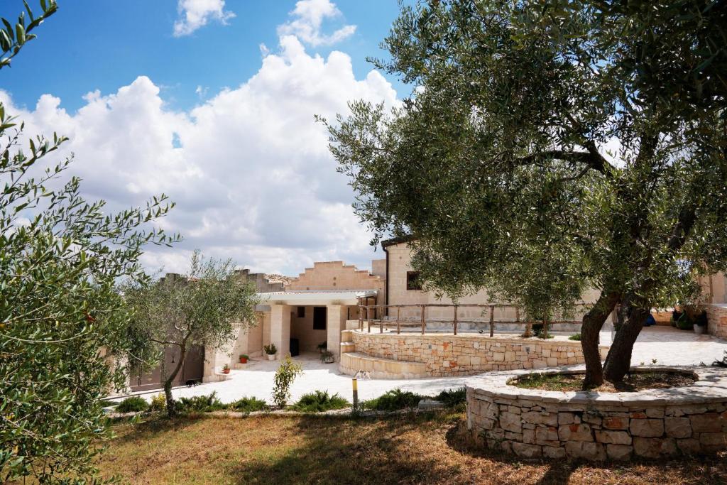 una casa con un albero di fronte di Agriturismo Nonna Rosa a Matera