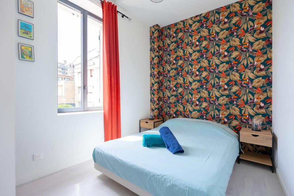 a bedroom with a bed with a colorful wall at Maison avec jardin &quot;les Néréïdes&quot; port et plage de la Pointe Rouge Marseille in Marseille