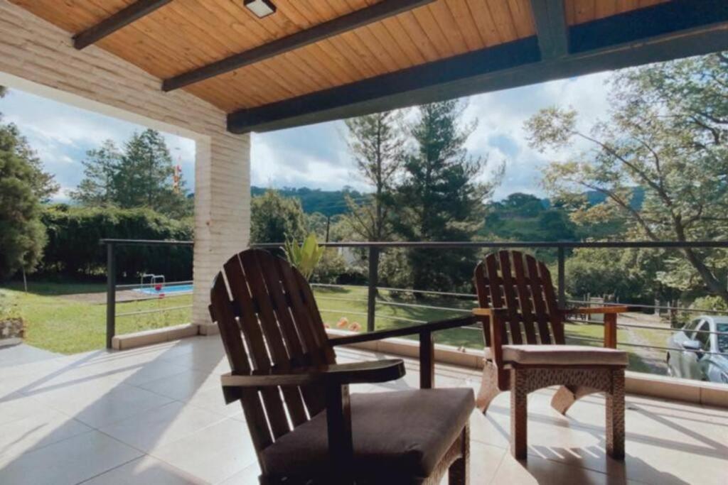 2 sillas de madera sentadas en un porche con vistas en TempoStay Raco en Las Tipas