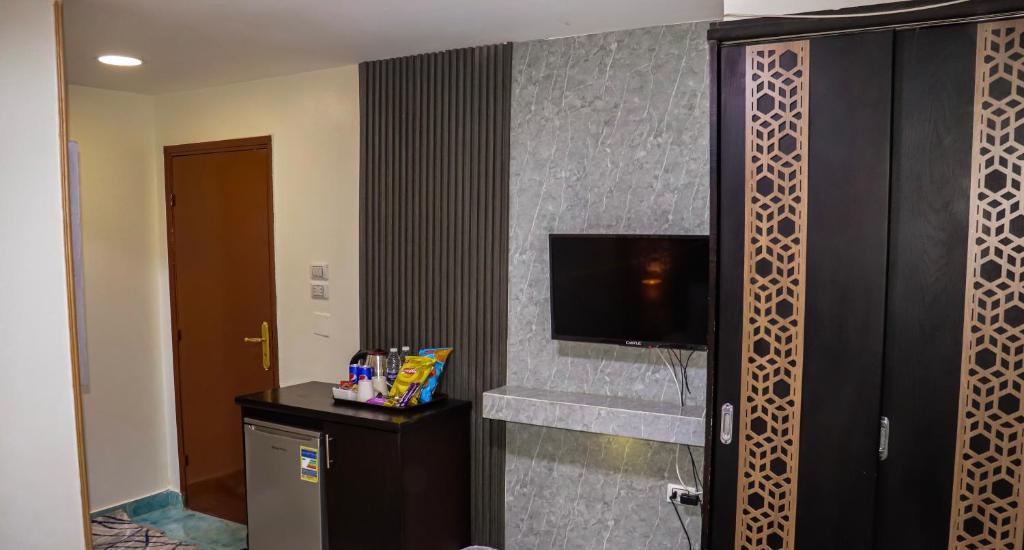 TV a/nebo společenská místnost v ubytování Golden Pyramids Inn