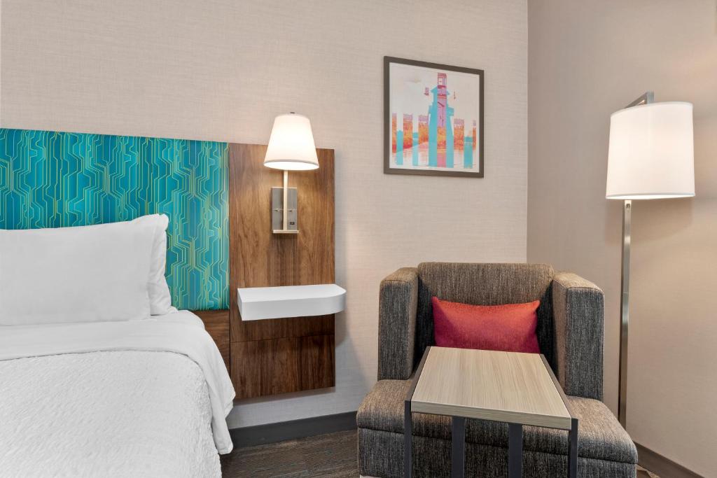 Postel nebo postele na pokoji v ubytování Hampton Inn By Hilton Cornwall
