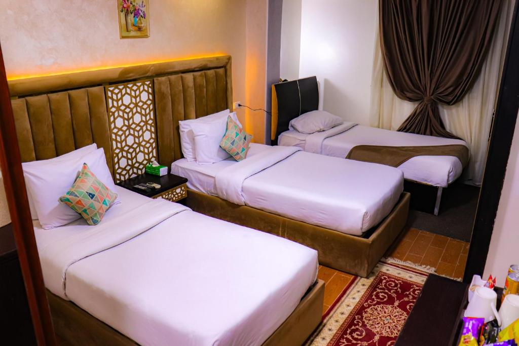 Postel nebo postele na pokoji v ubytování Golden Pyramids Inn