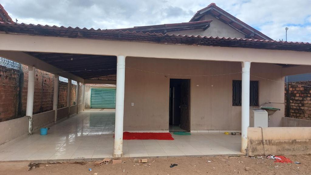 una casa in costruzione con un tappeto rosso sul pavimento di Start a Boa Vista