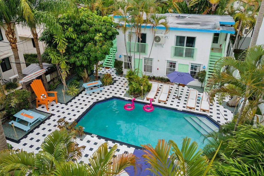 einen Luftblick auf einen Pool vor einem Haus in der Unterkunft Las Olas Guest House in Fort Lauderdale