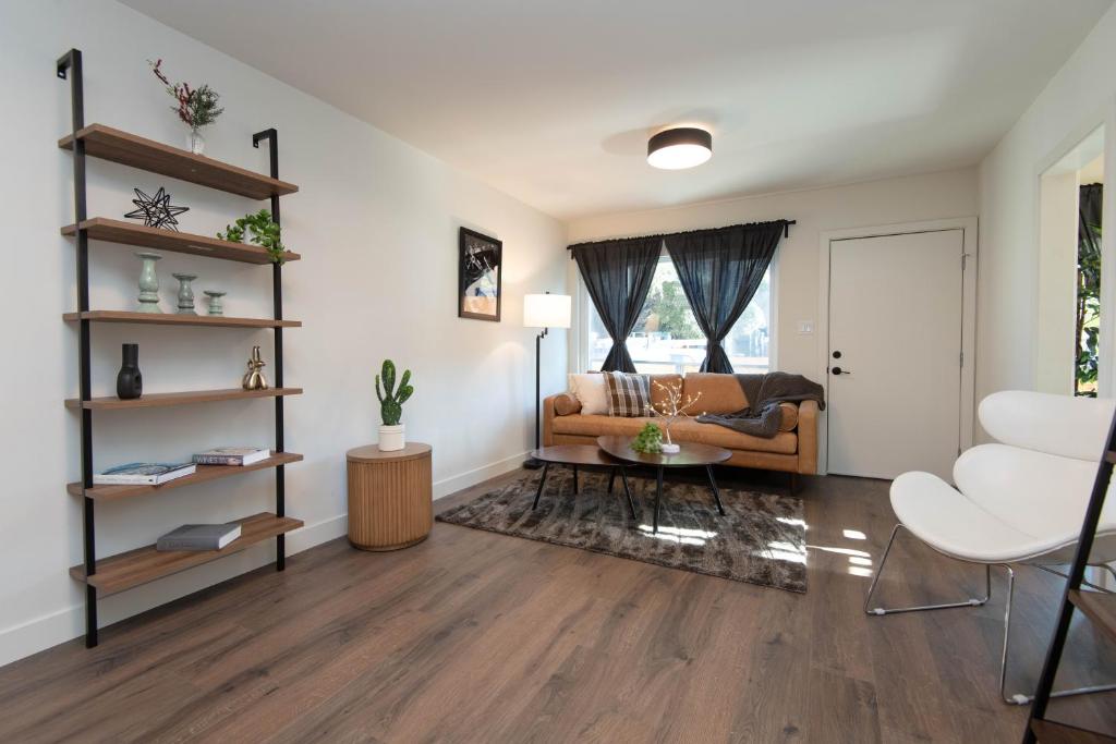 uma sala de estar com um sofá e uma mesa em Stylish Apartment Near DTLA em Los Angeles