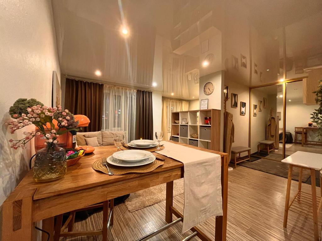 cocina y sala de estar con mesa de madera en Modern Charming Studio Narva Center en Narva