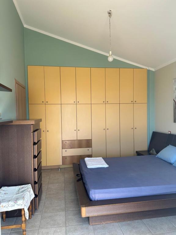 a bedroom with a bed and some cabinets at ΔΩΜΑΤΙΟ ΧΑΛΑΡΩΣΗΣ ΜΕ θέα και ησυχία in Patra