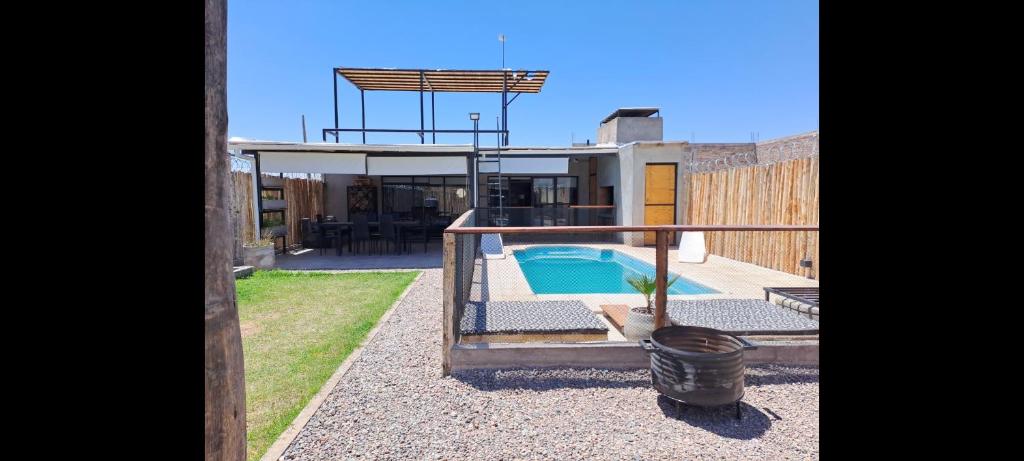 una casa con piscina en el patio trasero en Sol montañes en 