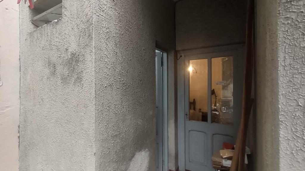 a door leading into a room with a window at 3B Habitación Norte Single con Baño compartido al fondo in Salto