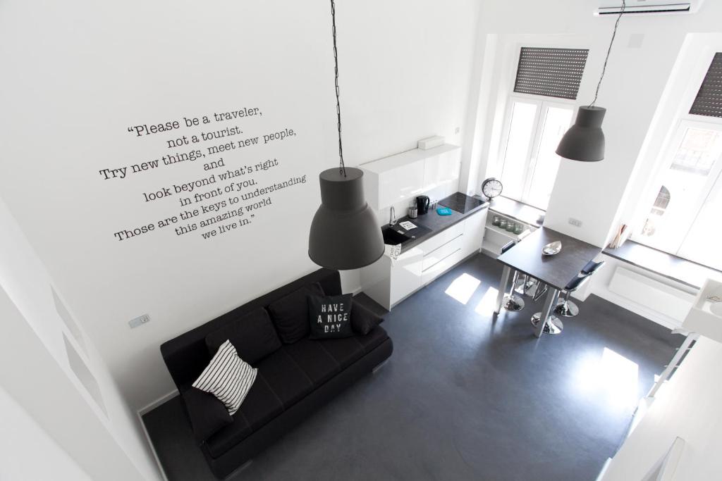 una vista aérea de una sala de estar con un sofá negro en Mini Loft Design, en Budapest