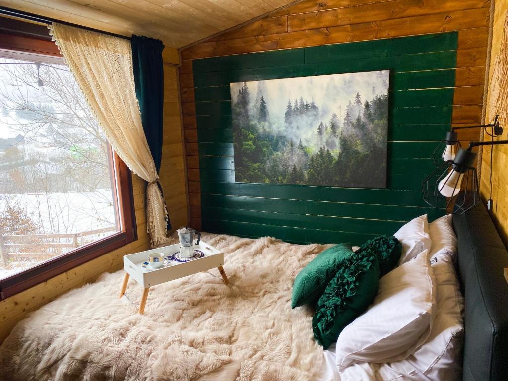 Postel nebo postele na pokoji v ubytování Bieszczadzka Osada Saunowisko w cenie jacuzzi na wyłączność, sauna basen