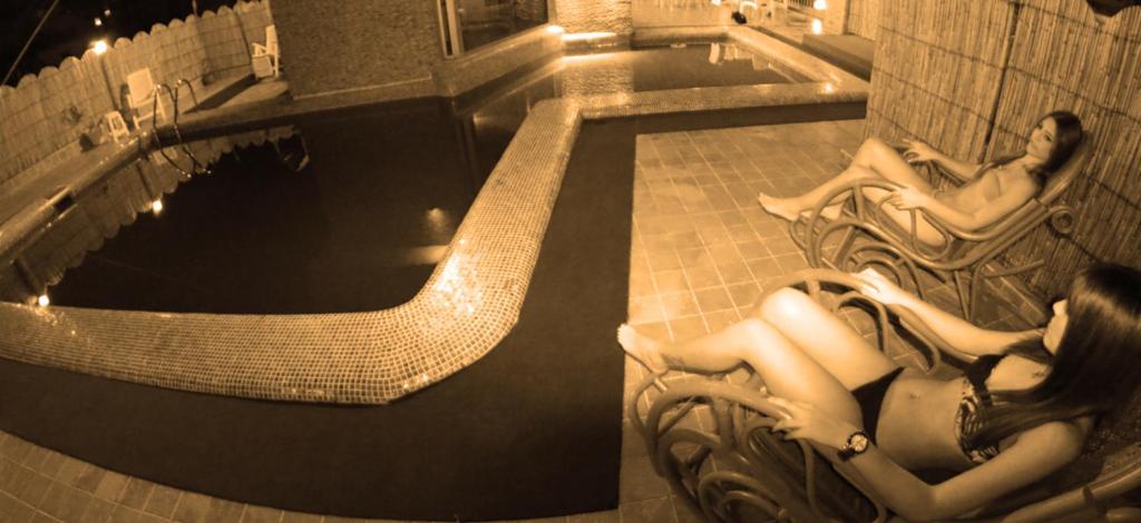 Bazén v ubytování Royal Garden Hotel nebo v jeho okolí
