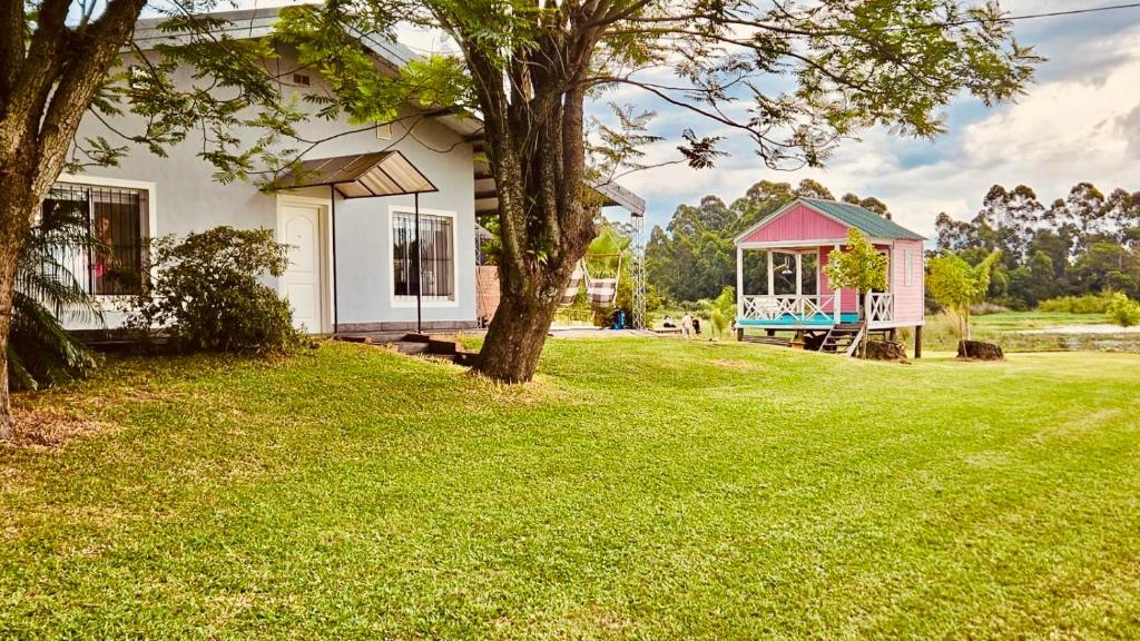 une maison avec un arbre et un kiosque dans l'établissement Casa Santa Ana Punta Teco, à Santa Ana
