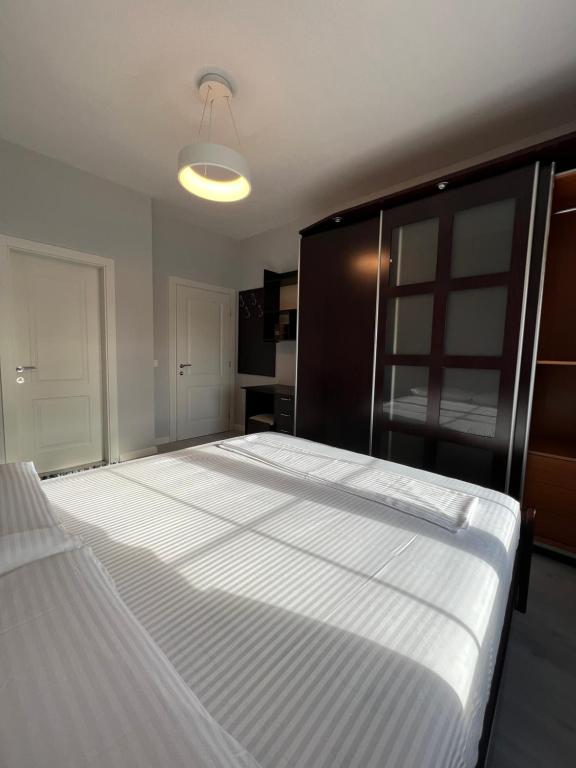 Postel nebo postele na pokoji v ubytování Tirana Gallery Apartment - City Center View
