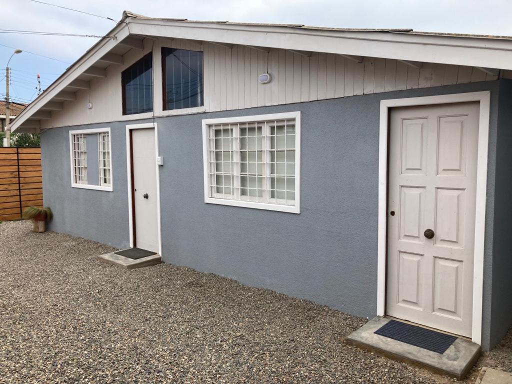 uma casa azul com uma porta branca em MARITIMO SUITE em Los Vilos