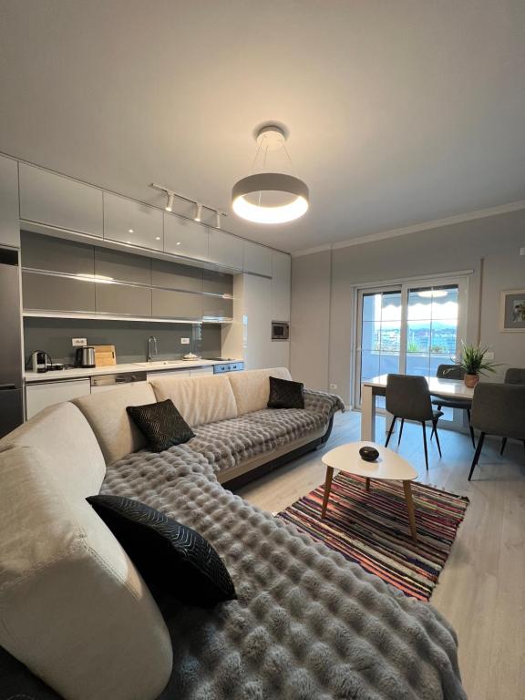 Tirana Gallery Apartment - City Center View - Image 4