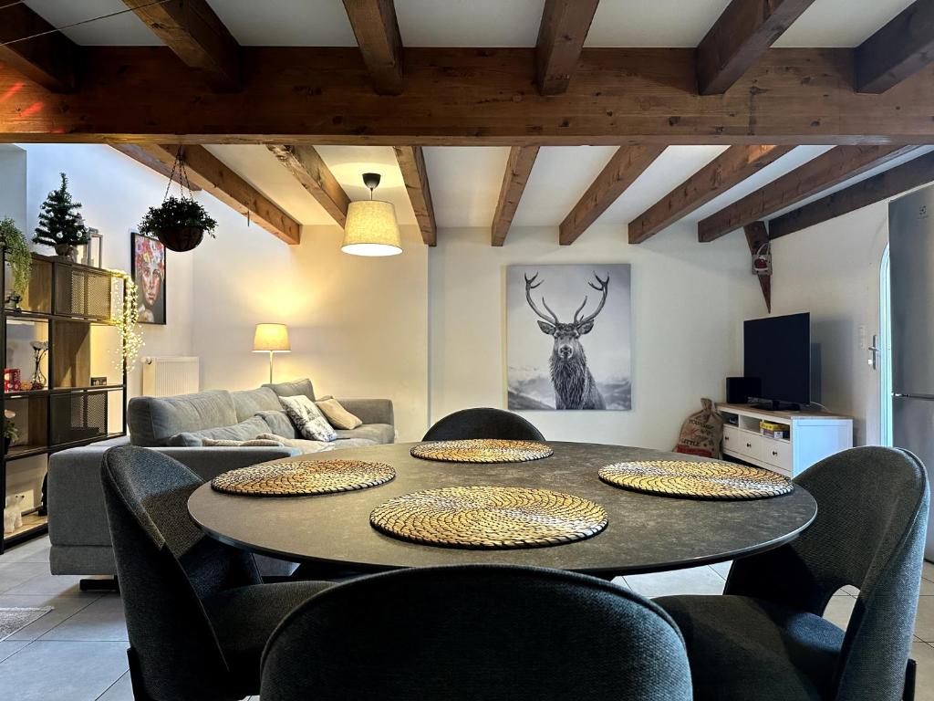 sala de estar con mesa y sillas en Petite Etoile Cozy House en Marlenheim