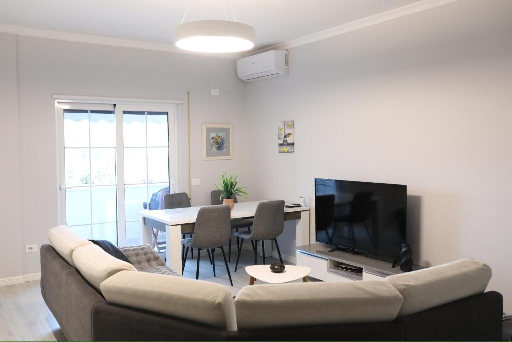 Tirana Gallery Apartment - City Center View - Image 5