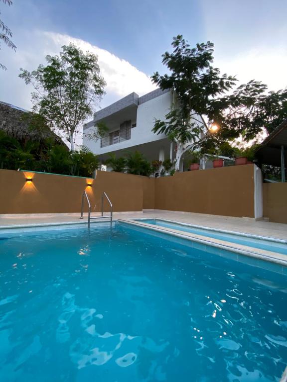 een zwembad voor een huis bij Cabaña sagrado corazon 