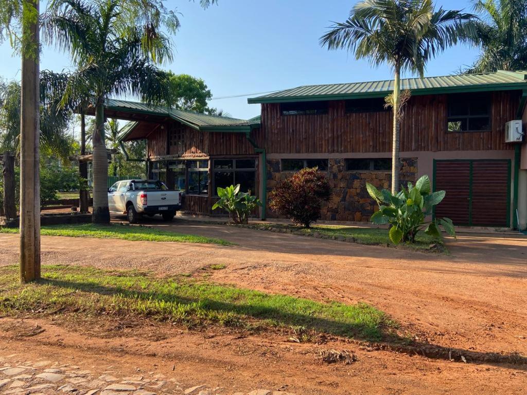 uma casa com um carro estacionado em frente em San Rafael em Porto Iguaçu