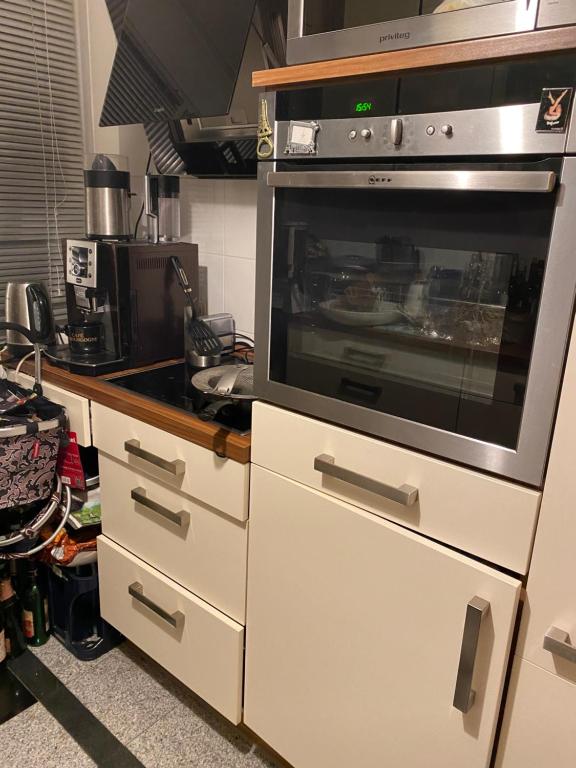 cocina con fogones y microondas en 2,5zi Wohnung mit Loggia 78m2 Munich/München, en Múnich