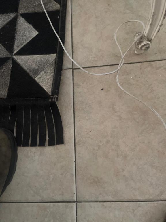 una escoba en un suelo de baldosa con un cordón en لا متاح, en Ciudad de México