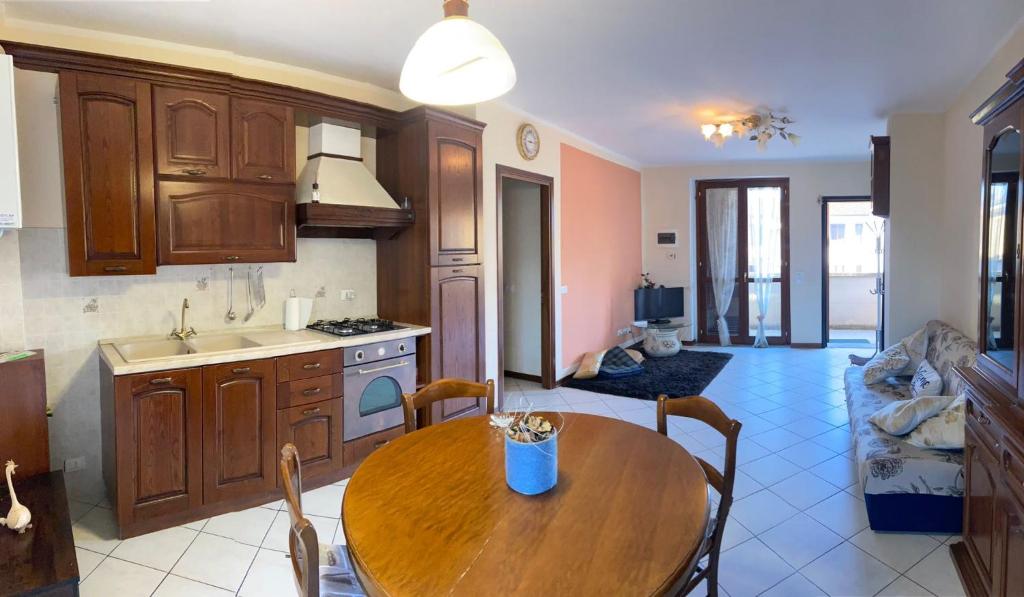 Il comprend une cuisine et une salle à manger avec une table en bois. dans l'établissement al 4e, à Montopoli in Val dʼArno
