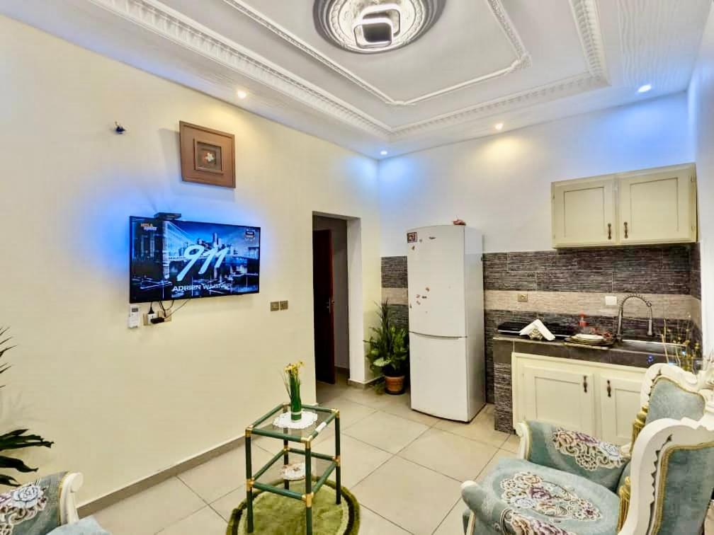 a living room with a tv on the wall at Appartement meublé haut standing 1CH en RDC in Yaoundé