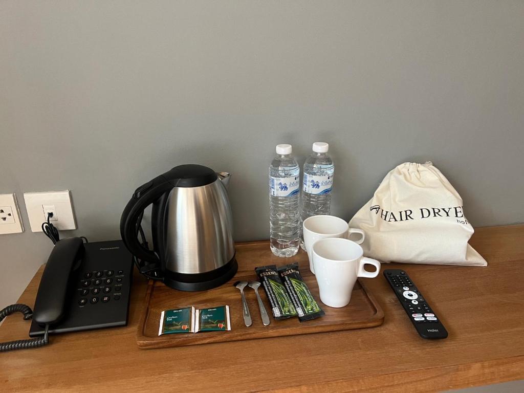 Příslušenství pro přípravu čaje a kávy v ubytování Woodstory Boutique Hotel