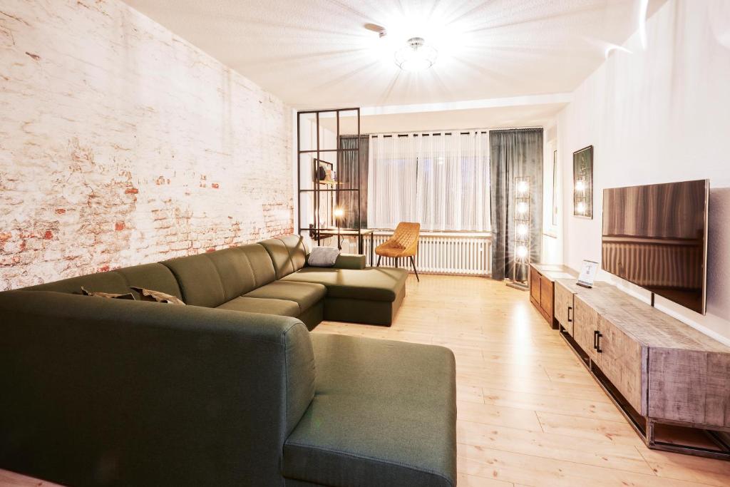 sala de estar con sofá y TV en nobilis Apartment - 8 Pers. - Zentrumsnah - Netflix, en Meppen