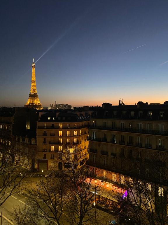 - une vue sur la tour Eiffel la nuit dans l'établissement The room of the Eiffel Tower, à Paris