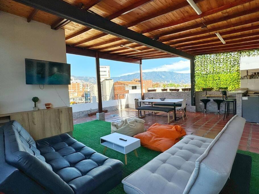 ein Wohnzimmer mit 2 Sofas und einem Tisch in der Unterkunft Apartamento con Terraza Estadio in Medellín