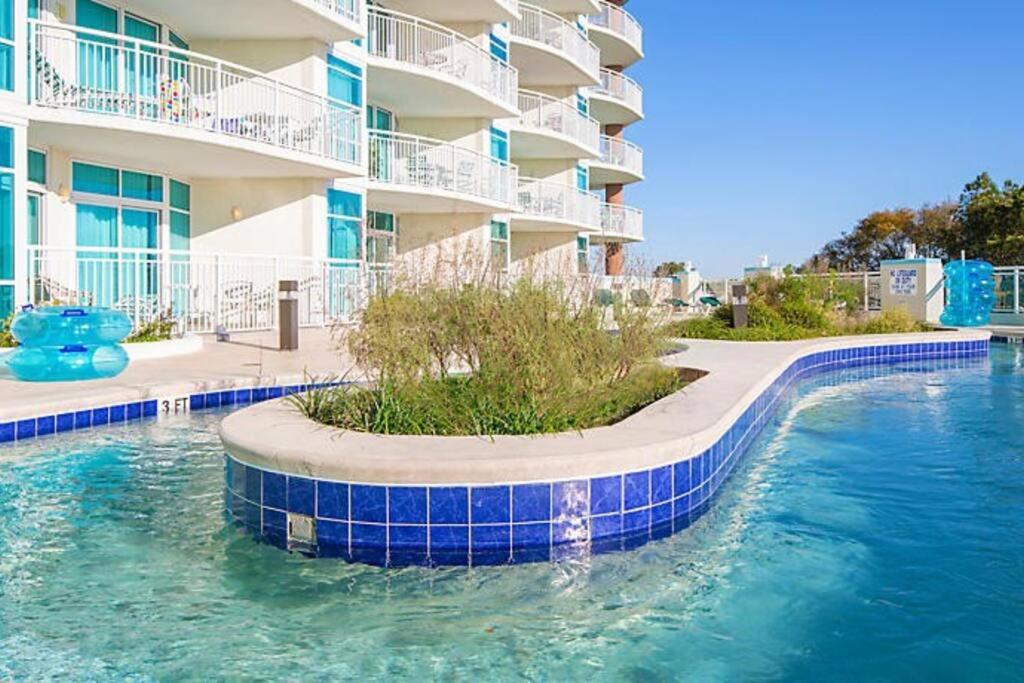 een zwembad voor een gebouw bij Beach & Pool Paradise ~ Affordable Luxury ~ 2B/2B in Myrtle Beach