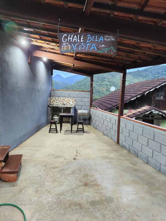 Nespecifikovaný výhled na hory nebo výhled na hory při pohledu z chaty