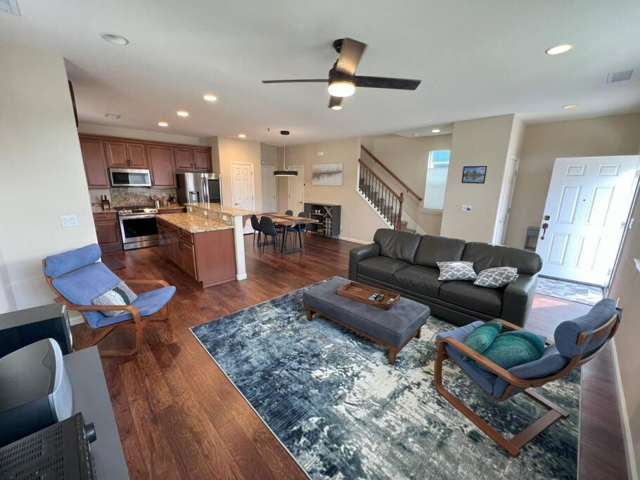 sala de estar con sofá y sillas y cocina en Lakeview Cottage - 3BED 3BTH Chic Home, en Reno
