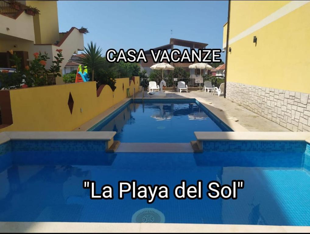 een foto van een zwembad met de woorden la playa del sol bij La Playa Del Sol Tropea in Santa Domenica