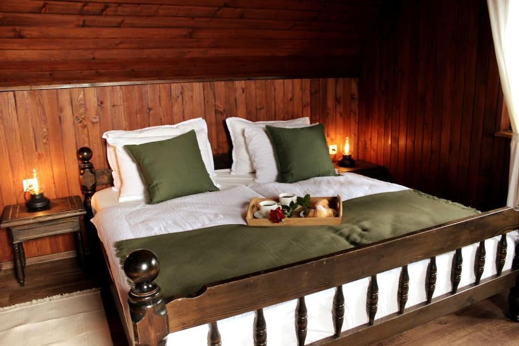 Tempat tidur dalam kamar di Countryside cottage with mountain view