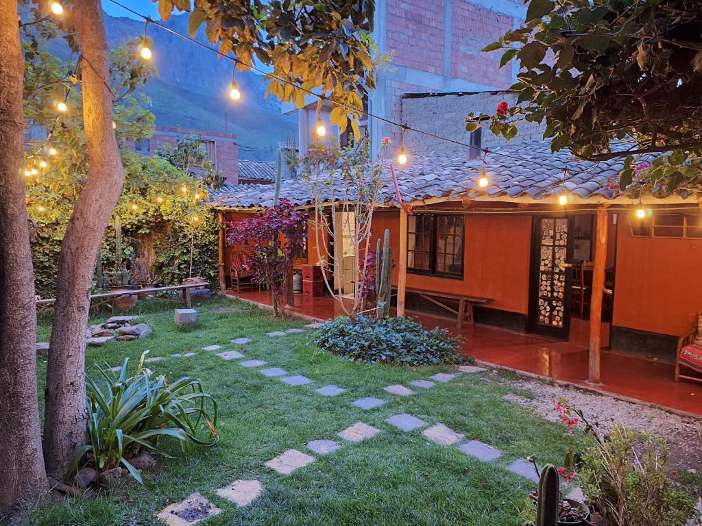 een tuin 's nachts met verlichting op een huis bij B&B Sun Gate in Ollantaytambo