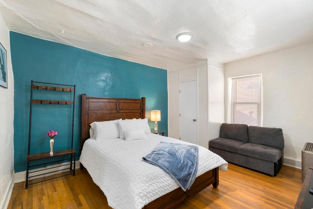 a bedroom with a bed and a couch at Studio Casita-15 min walk to Downtown Plaza in Santa Fe