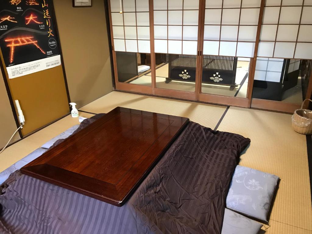 Postel nebo postele na pokoji v ubytování Daitokuji Sushicho