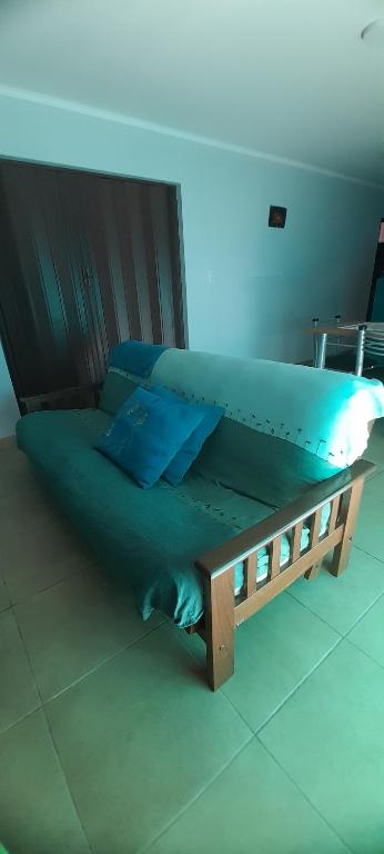 uma cama com uma estrutura de madeira num quarto em CASA TOBIAS em Tandil