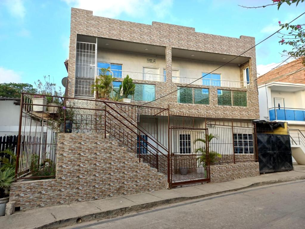 un edificio in mattoni con scale di fronte di APARTAMENTOS LIZ MARIA a Coveñas