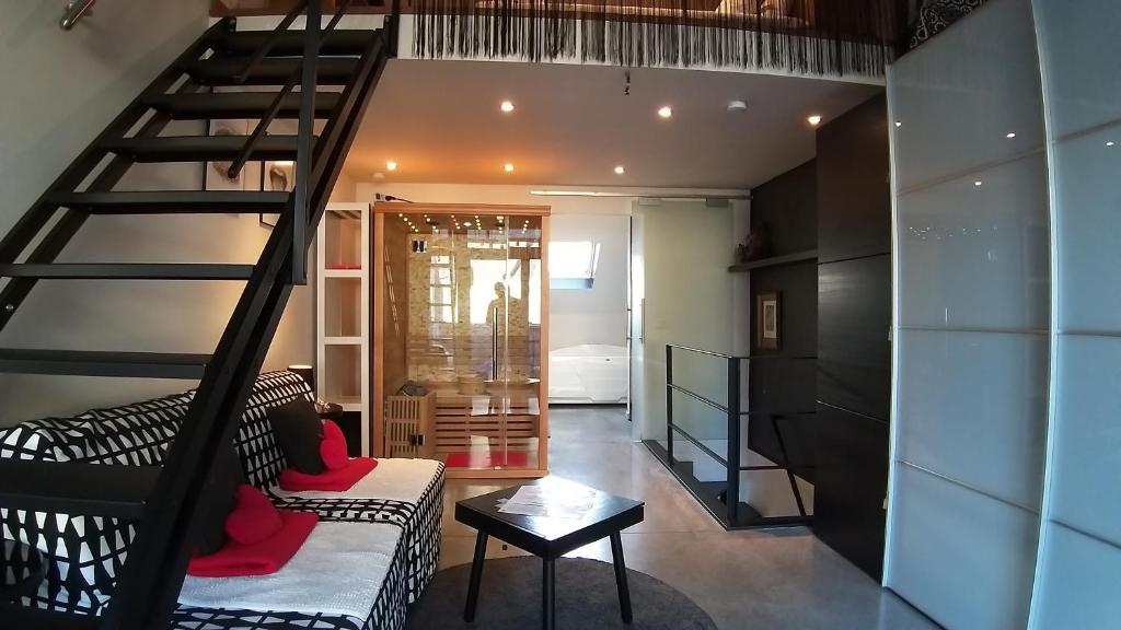 un soggiorno con scala a chiocciola in una casa di WELLNESS LOFT with Sauna, Jacuzzi, Roof Terrace & Amazing View ad Anversa