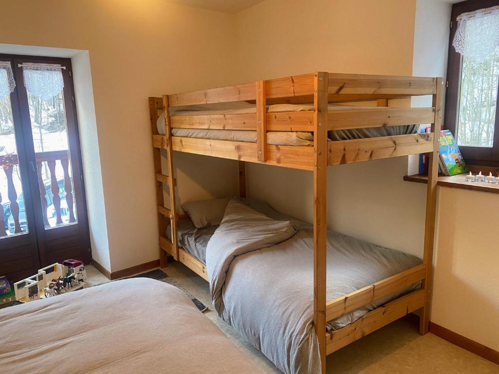 1 Schlafzimmer mit 2 Etagenbetten in einem Zimmer in der Unterkunft Charmante maison de montagne à Pramorel, Prorel, Briançon, Serre-Chevalier in Briançon