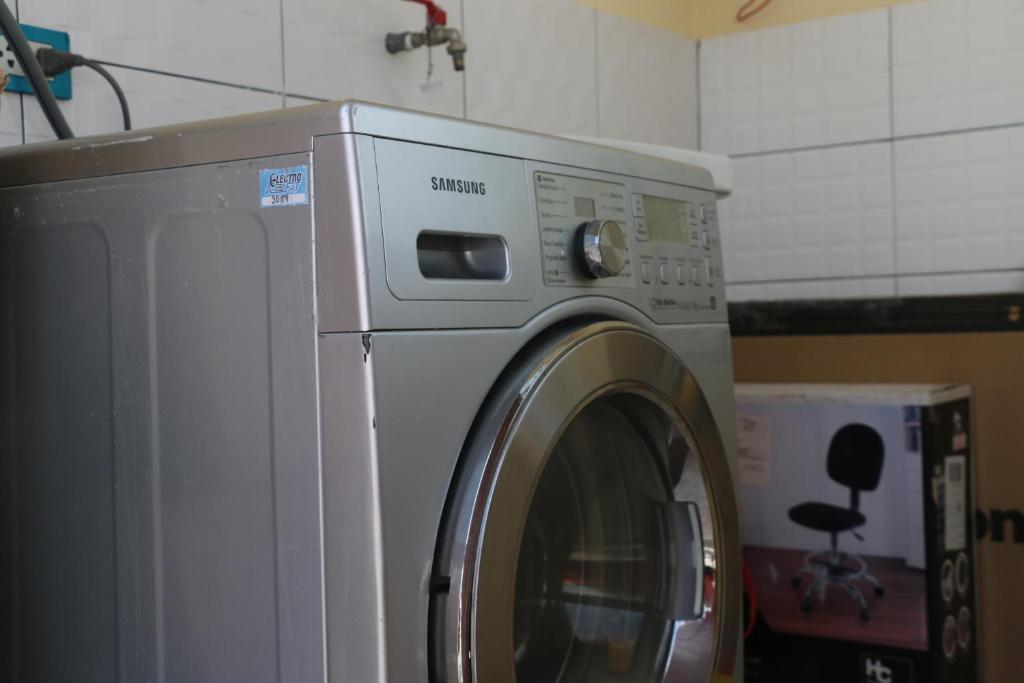 y lavadora en una habitación con en Residencial Los Zafiros, en Trujillo