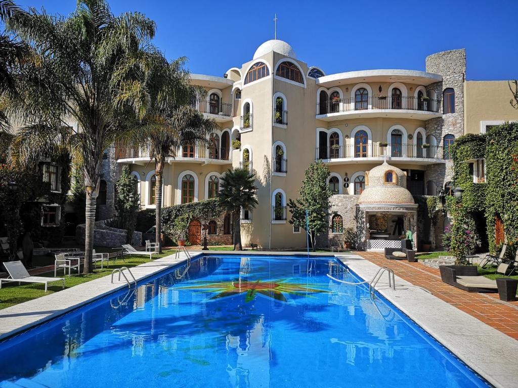 a swimming pool in front of a building at Mansion Tepotzotlan in Tepotzotlán