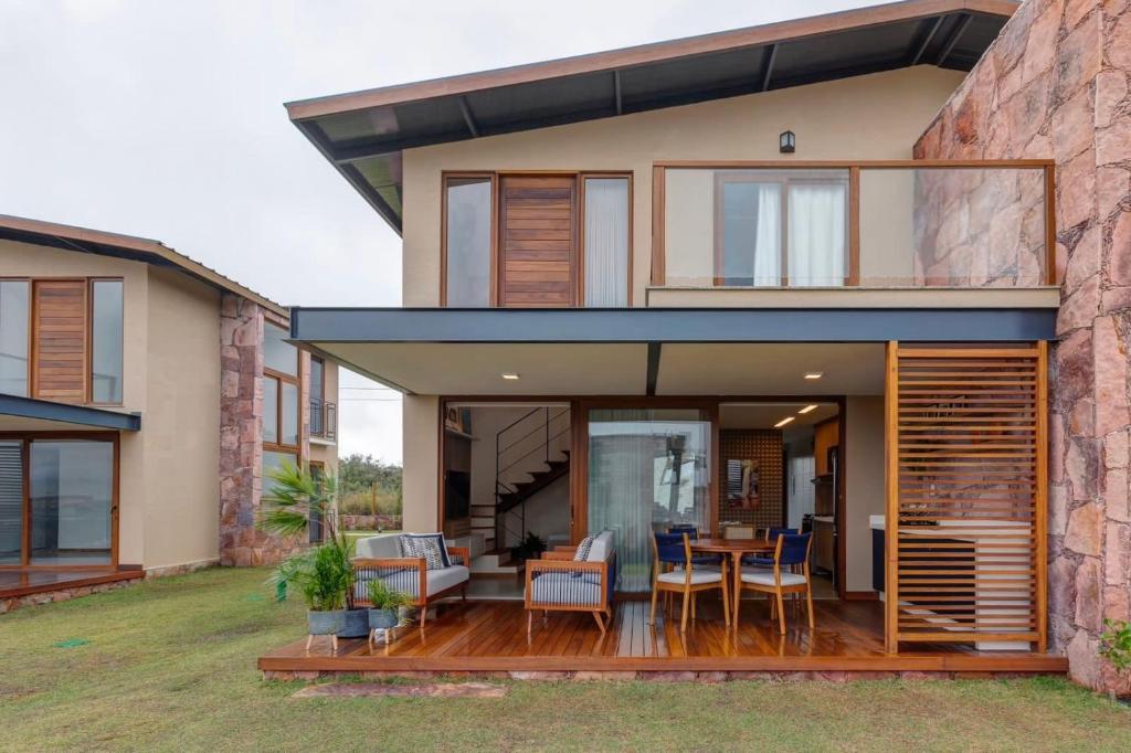 a home with a patio with a table and chairs at Casa 21 da Vila Beija Flor em Mucugê in Mucugê