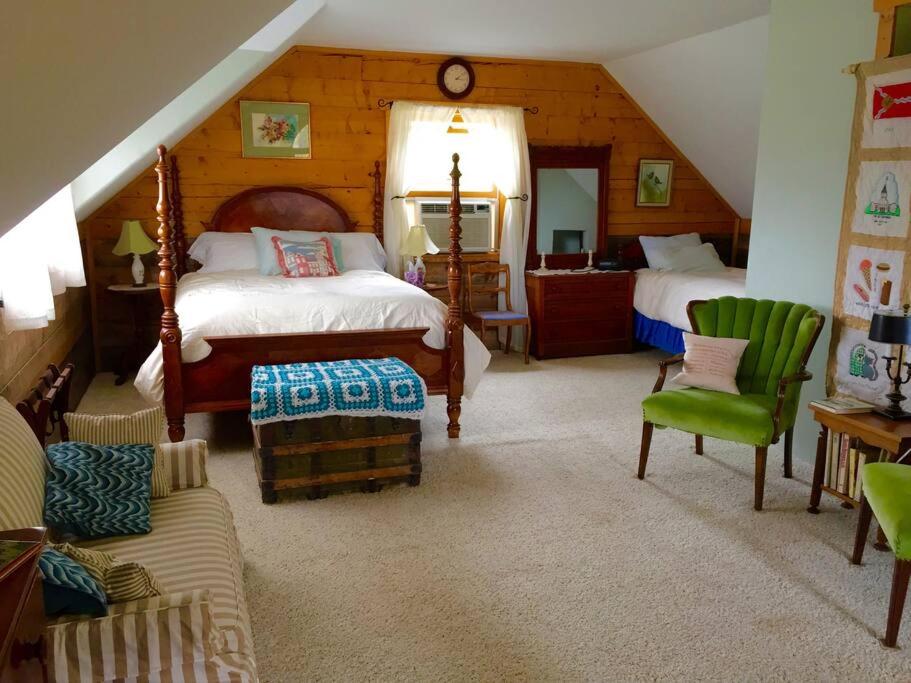 - une grande chambre avec 2 lits et un canapé dans l'établissement Peach Valley Retreat, à New Castle