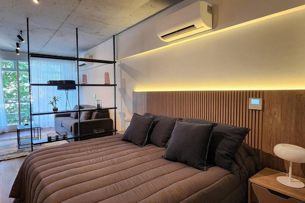 1 dormitorio con 1 cama grande en una habitación en Luxury Loft en Buenos AIres-Modern Design con SPA en Buenos Aires